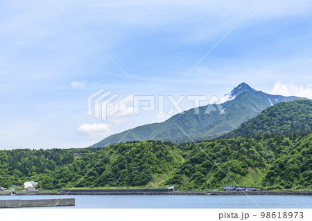 利尻島、鴛泊(おしどまり)の山と町と港 98618973