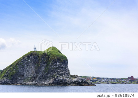利尻島、鴛泊(おしどまり)の山と町と港 98618974