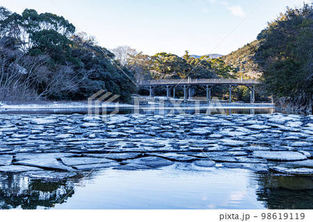 伊勢神宮　宇治橋　雪景色 98619119