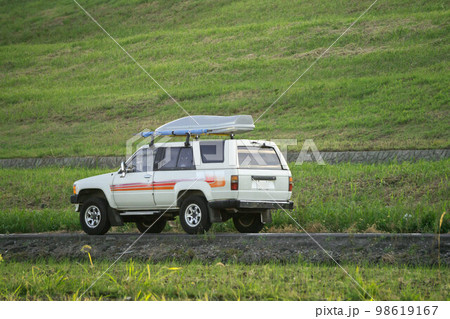オフロード車　道路走行 98619167