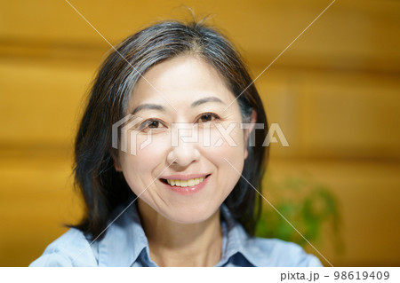 笑顔の中年女性 98619409