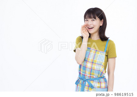 呼びかけている30代の主婦 呼びかけている30代の主婦 98619515