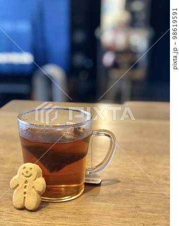 ジンジャーマンクッキーと紅茶で一息 98619591