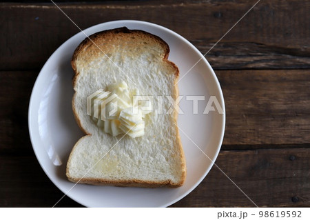 トランスファットフリーのマーガリンと山型食パンのトースト トランスファットフリーのマーガリンと山型食パンのトースト 98619592