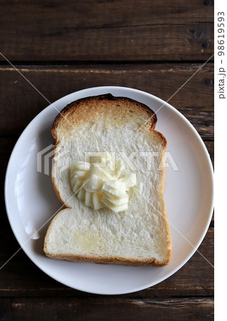 トランスファットフリーのマーガリンと山型食パンのトースト トランスファットフリーのマーガリンと山型食パンのトースト 98619593