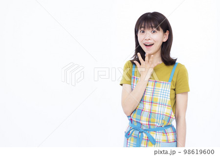笑顔でビックリしている30代の主婦 98619600