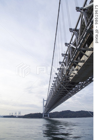 四国と本州を結ぶ交通の要所である瀬戸大橋 98619675
