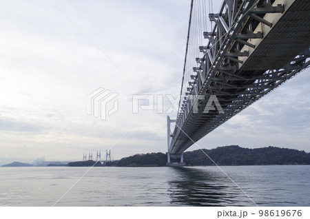 四国と本州を結ぶ交通の要所である瀬戸大橋 四国と本州を結ぶ交通の要所である瀬戸大橋 98619676