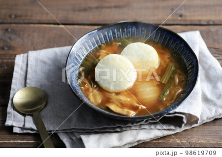 芋餅をトッピングした温かいキムチスープ 98619709