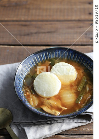 芋餅をトッピングした温かいキムチスープ 98619710