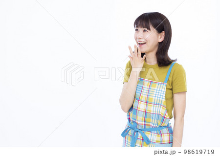 笑顔でビックリしている30代の主婦 98619719