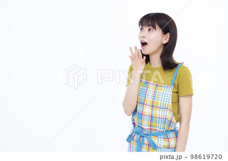 笑顔でビックリしている30代の主婦 98619720