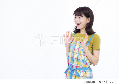 笑顔でビックリしている30代の主婦 98619721