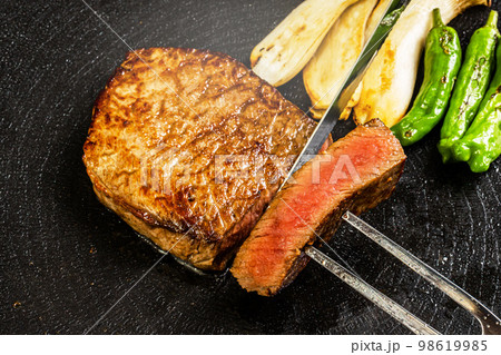 グリルステーキ Thick cut luxury fresh beef steak グリルステーキ Thick cut luxury fresh beef steak 98619985