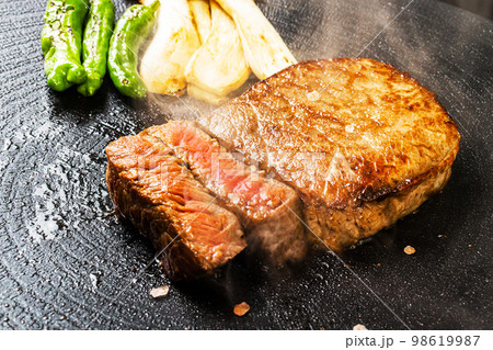 グリルステーキ Thick cut luxury fresh beef steak 98619987