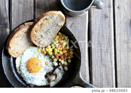 スキレットで済ませる朝ごはん　ベーコンエッグとパン 98620065