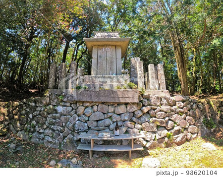 安満岳の白山比賣神社の祠 安満岳の白山比賣神社の祠 98620104