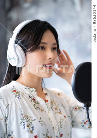 若い女性ポートレート（ボーカル、ナレーター 98620144