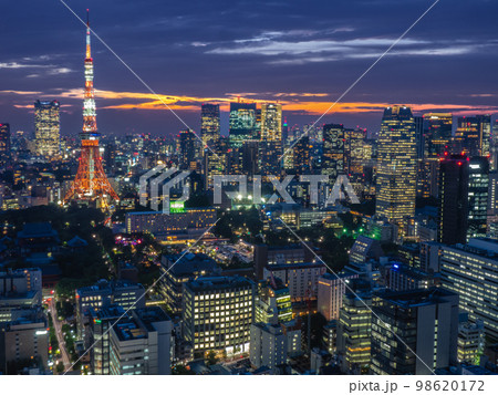 12月東京　東京タワーと六本木ヒルズの夜景 98620172