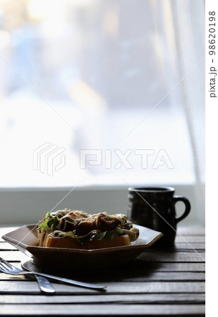 メンチカツと野菜のオープンサンドとコーヒー のっけパン メンチカツと野菜のオープンサンドとコーヒー のっけパン 98620198