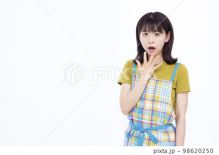 真剣に驚いている30代の主婦 98620250