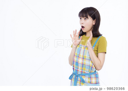 ビックリしている30代の主婦 ビックリしている30代の主婦 98620366