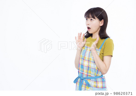 ビックリしている30代の主婦 98620371