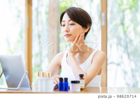 ミドル女性のビューティ ミドル女性のビューティ 98620714