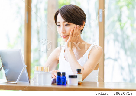 ミドル女性のビューティ ミドル女性のビューティ 98620715