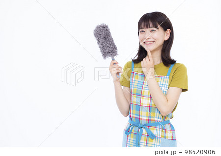 ハンディモップで掃除をする30代の主婦 98620906