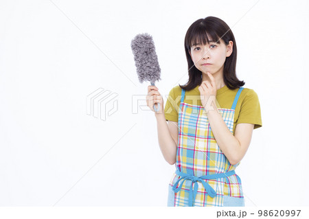 ハンディモップで掃除をする30代の主婦 ハンディモップで掃除をする30代の主婦 98620997