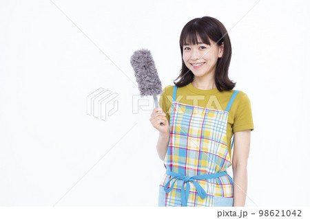 ハンディモップで掃除をする30代の主婦 ハンディモップで掃除をする30代の主婦 98621042