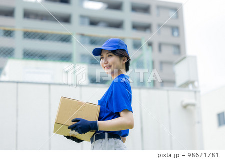 女性配送スタッフイメージ 98621781
