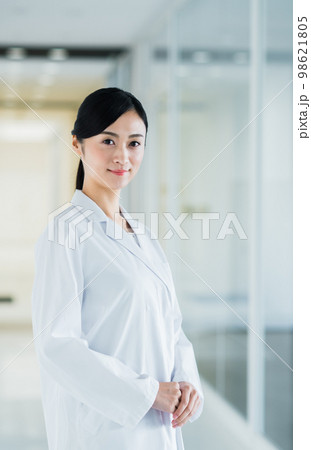 白衣の若い女性 白衣の若い女性 98621805