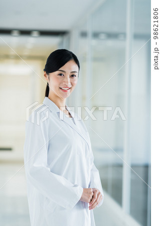 白衣の若い女性 98621806
