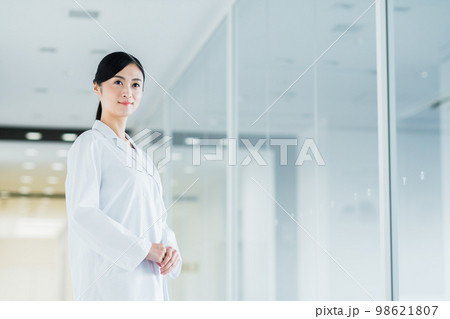 白衣の若い女性 白衣の若い女性 98621807