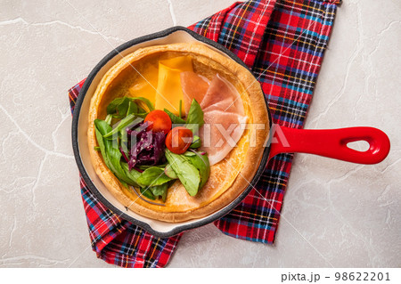 ダッジベイビー　パンケーキ料理　Dutch baby simple pancake dish 98622201