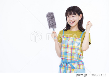ハンディモップで掃除をする30代の主婦 ハンディモップで掃除をする30代の主婦 98622486