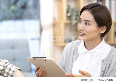 若い女性看護師　訪問看護　在宅医療 98622566