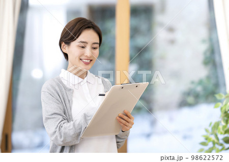 若い女性看護師　訪問看護　在宅医療 98622572