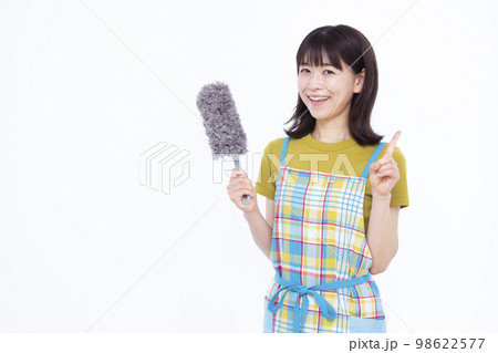 ハンディモップで掃除をする30代の主婦 98622577