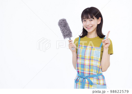 ハンディモップで掃除をする30代の主婦 ハンディモップで掃除をする30代の主婦 98622579