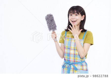 ハンディモップで掃除をする30代の主婦 98622788