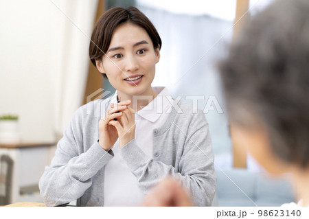 介護保険認定調査するケアマネージャー 介護支援専門員 介護保険認定調査するケアマネージャー 介護支援専門員 98623140