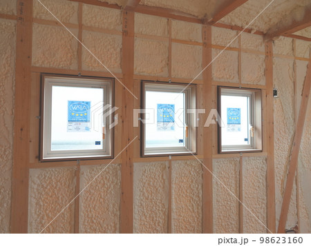 住宅の吹付断熱工事発砲ウレタン20 住宅の吹付断熱工事発砲ウレタン20 98623160