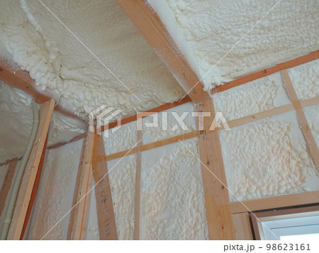 住宅の吹付断熱工事発砲ウレタン21 住宅の吹付断熱工事発砲ウレタン21 98623161