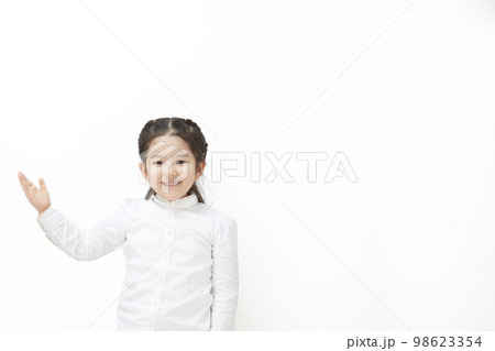 右手を上に上げて、案内をしている白背景の子供の女の子 98623354