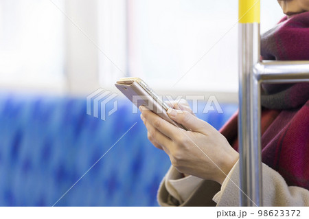 電車でスマホを操作する女性手元 電車でスマホを操作する女性手元 98623372