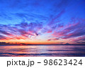 遠くに富士山が見える水平線上の夕陽と大空 98623424