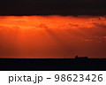 幻想的な夕焼け空と海上の船舶 98623426
